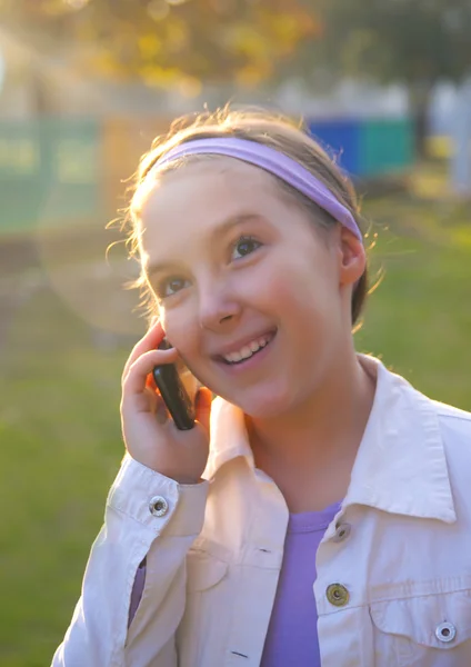 Meisje spreken op de mobiele telefoon — Stockfoto