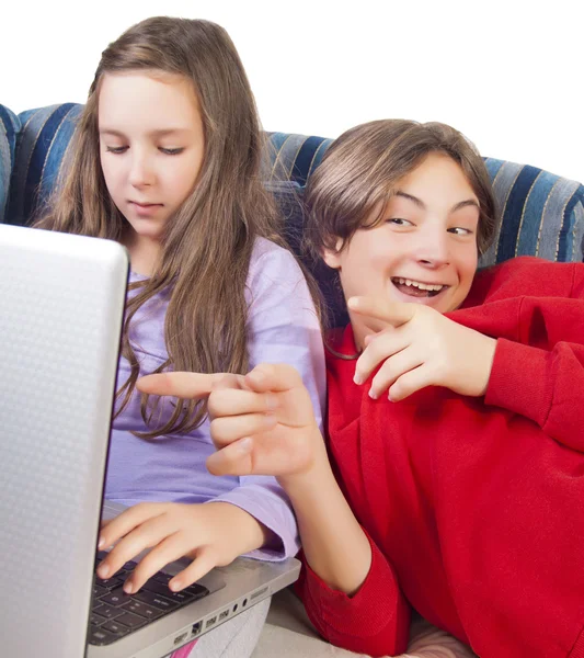 Hermano y hermana usando laptop — Foto de Stock