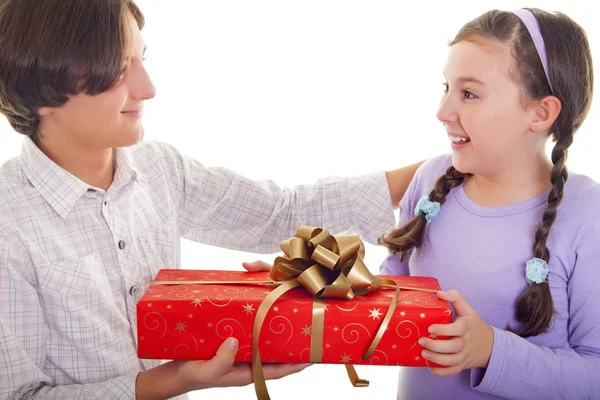 Broer en zus geschenk uitwisseling — Stockfoto