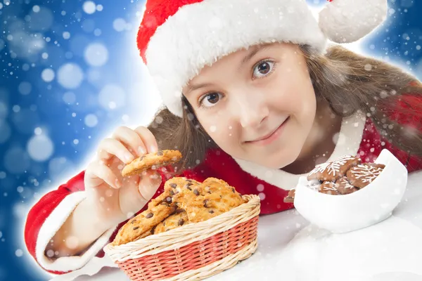 Gelukkig Kerstmis meisje eten kerstkoekjes — Stockfoto