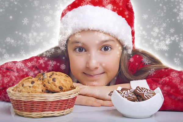 Счастливая Рождественская девочка хочет есть кулинарию — стоковое фото