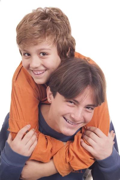 Szczęśliwy nastolatków cieszyć jazdą piggyback — Zdjęcie stockowe