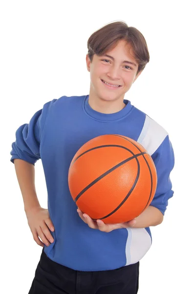 Ragazzo adolescente che tiene un pallacanestro — Foto Stock