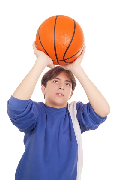 Adolescent garçon jouer basket — Photo