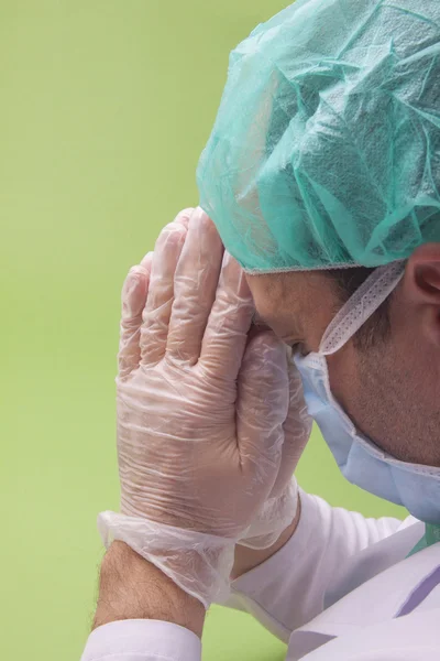 Врач-хирург молится — стоковое фото