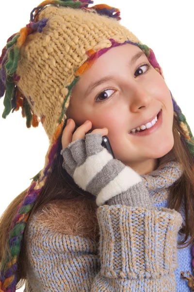 7. Hermosa joven en ropa de invierno caliente hablando en su ce — Foto de Stock