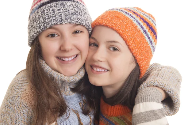 Schöne junge Mädchen in warmer Winterkleidung umarmen — Stockfoto