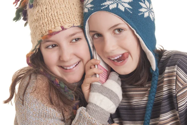 Frumoase fete tinere în haine calde de iarnă vorbind pe un mobil — Fotografie, imagine de stoc