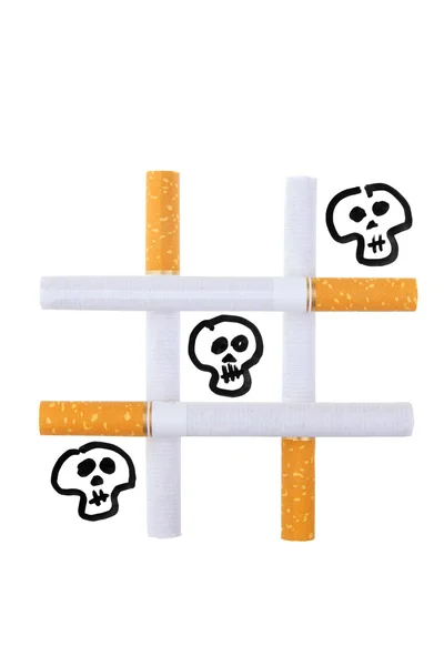 Jouer tic tac toe jeu avec la mort métaphore du tabagisme — Photo