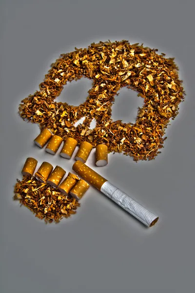 Smrt znamení lebky vyrobené z metafora kouření tabáku — Stock fotografie zdarma