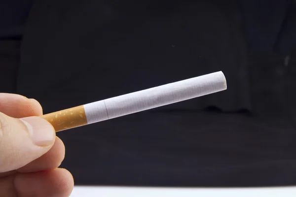 Mão segurando um cigarro — Fotografia de Stock