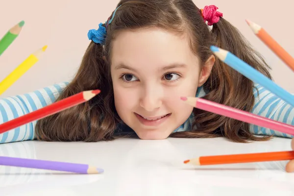 Lachende meisje houdt van kleur potloden — Stockfoto