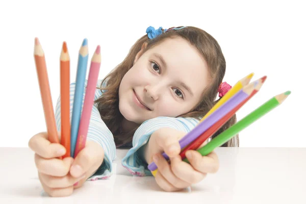 Mooi meisje houdt van kleur potloden — Stockfoto