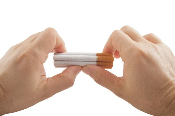 Les mains humaines se préparent à briser la pile de cigarettes — Photo