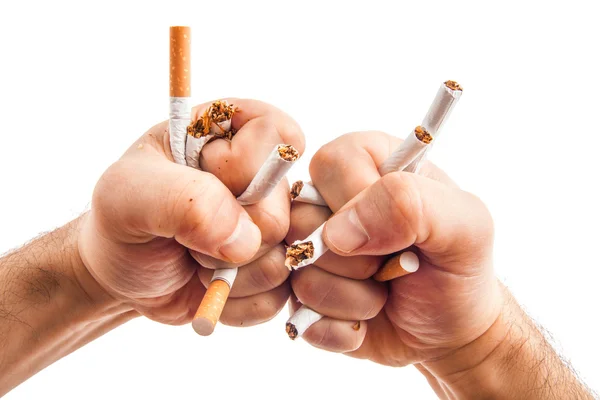 Manos humanas rompiendo cigarrillos con calor —  Fotos de Stock