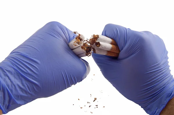 Cigarette avec les mains gantées — Photo