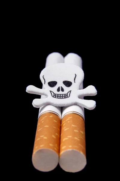 Cigarros e scull em fundo azul — Fotografia de Stock