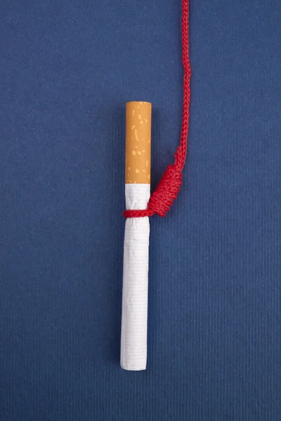 Cigarette et corde suspendue — Photo