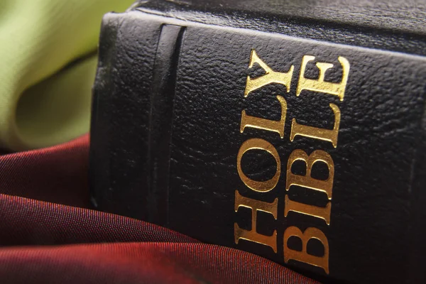 Bibbia in pelle nera — Foto Stock