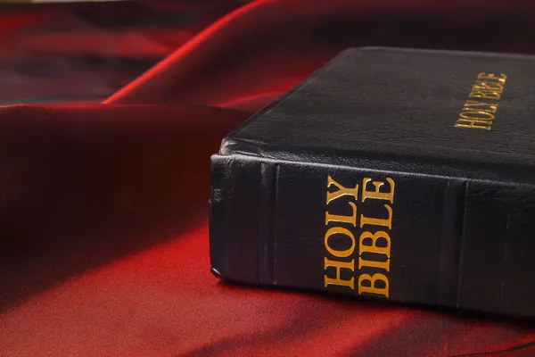 Svart läder Bibeln — Stockfoto