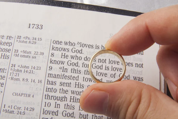 Брачное кольцо над священной библией — стоковое фото