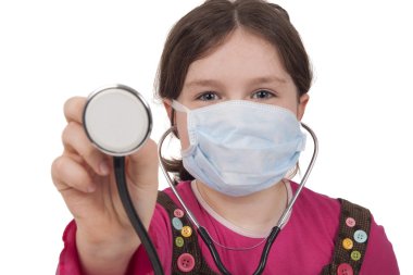 küçük kız stetoskop ve cerrahi maske