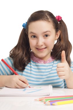 Güzel kız çiziyor ve gösteriyor.