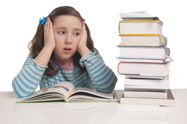 Hermosa chica que tiene un montón de tarea — Foto de Stock