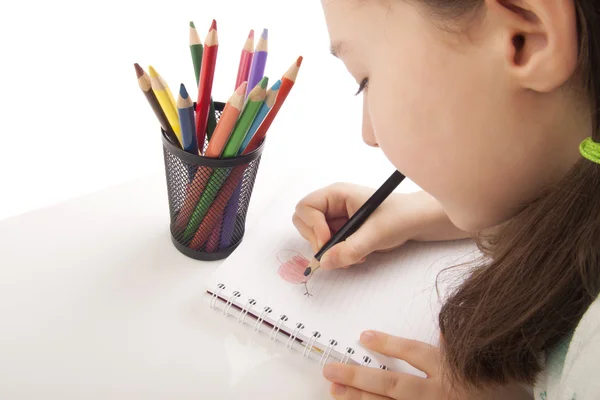 Mooi meisje is tekenen met kleur potloden — Stockfoto