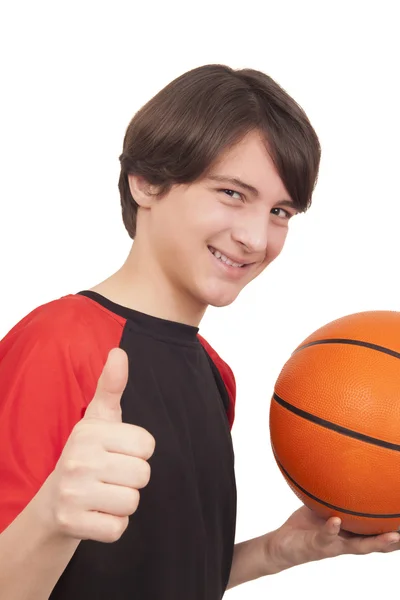 Başparmak u gösteren gülümseyen yakışıklı basket oyuncusu portresi — Stok fotoğraf