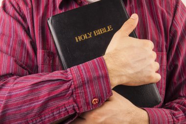 bir İncil kucaklayan adam