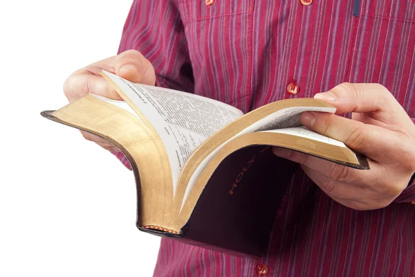 Homme lisant une Bible — Photo