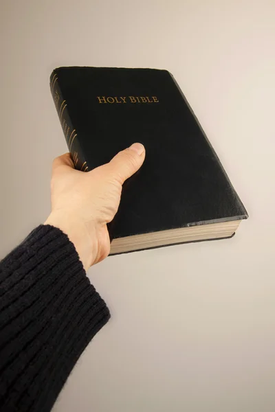 A mão dando a Bíblia — Fotografia de Stock