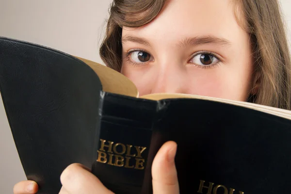 Niña sosteniendo la Biblia — Foto de Stock