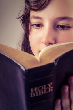 küçük kız İncil okuma