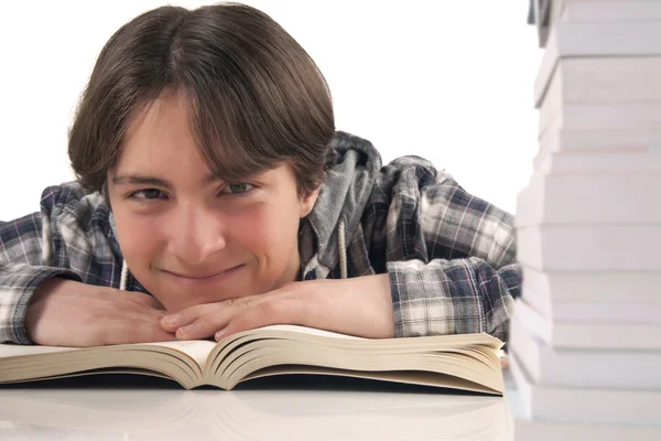Tonårspojke som läser en bok — Stockfoto
