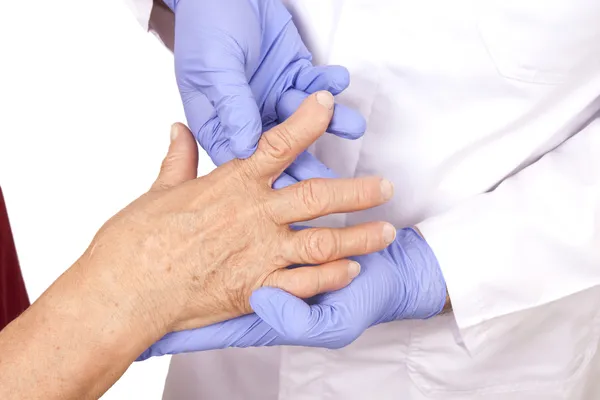 Mujer mayor con artritis reumatoide visita a un médico — Foto de Stock