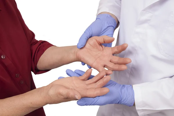 Mujer mayor con artritis reumatoide visita a un médico — Foto de Stock