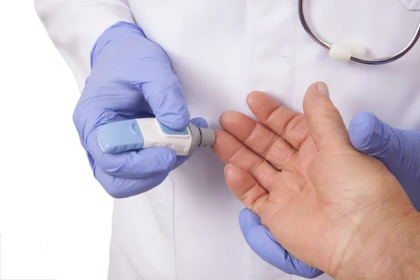 Médico fazendo teste de açúcar no sangue — Fotografia de Stock