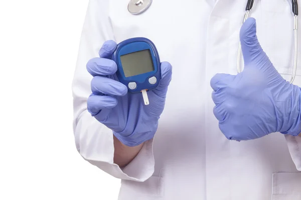 Médico segurando o medidor de açúcar no sangue. Mostrando sinal OK — Fotografia de Stock