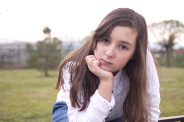 parkta güzel bir kız portresi