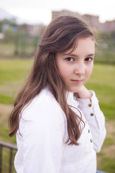 Porträtt av vacker flicka i parken — Stockfoto