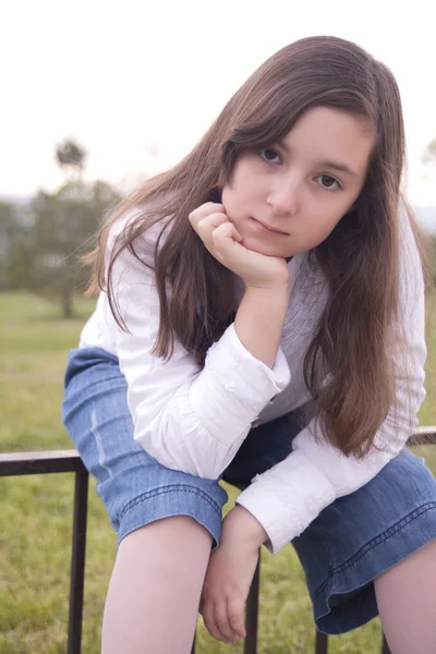 Portret van mooi meisje in het park — Stockfoto