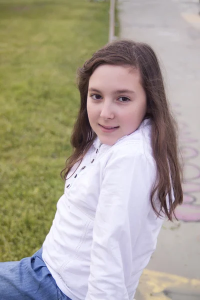 Portrait de belle fille dans le parc — Photo