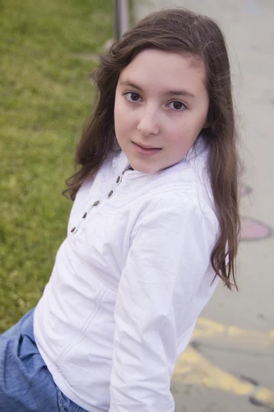 Portrait of beautiful girl in the park — Stock Photo, Image