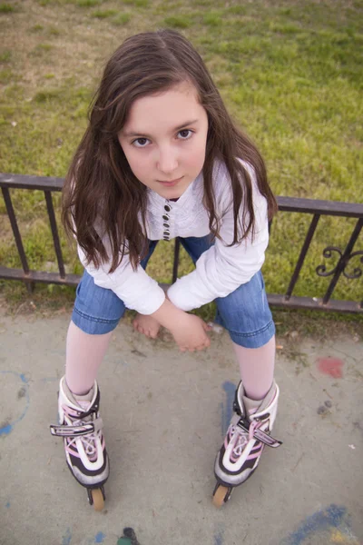 溜冰鞋的漂亮女孩的肖像 — 图库照片