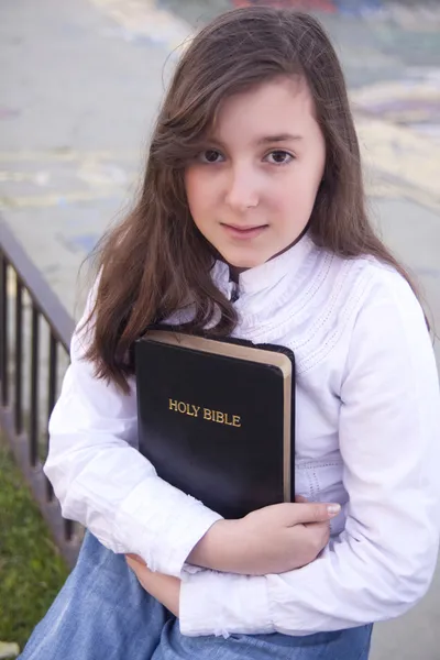 Πορτρέτο του όμορφη κοπέλα κρατώντας Αγία Γραφή — Φωτογραφία Αρχείου