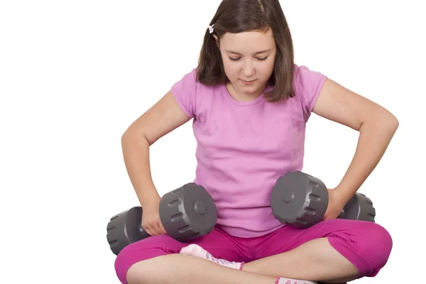 10 代の少女の持ち上がる重量 — ストック写真