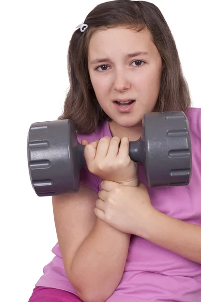 10 代の少女の持ち上がる重量 — ストック写真