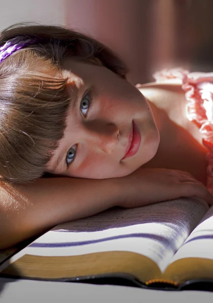 Menina bonita leitura bíblia sagrada — Fotografia de Stock